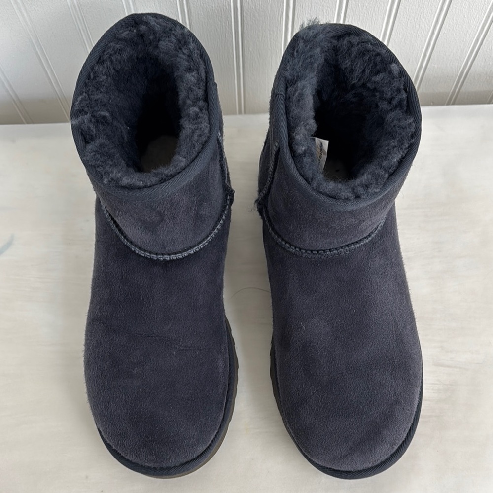 UGG CLASSIC MINI ll BOOTS EVE BLUE
EXCELLENT CONDITION SIZE 9 - Picture 3 of 11